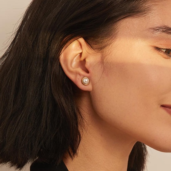 💛Gold plated Pearl screw-back stud earrings - Picture 2 of 6